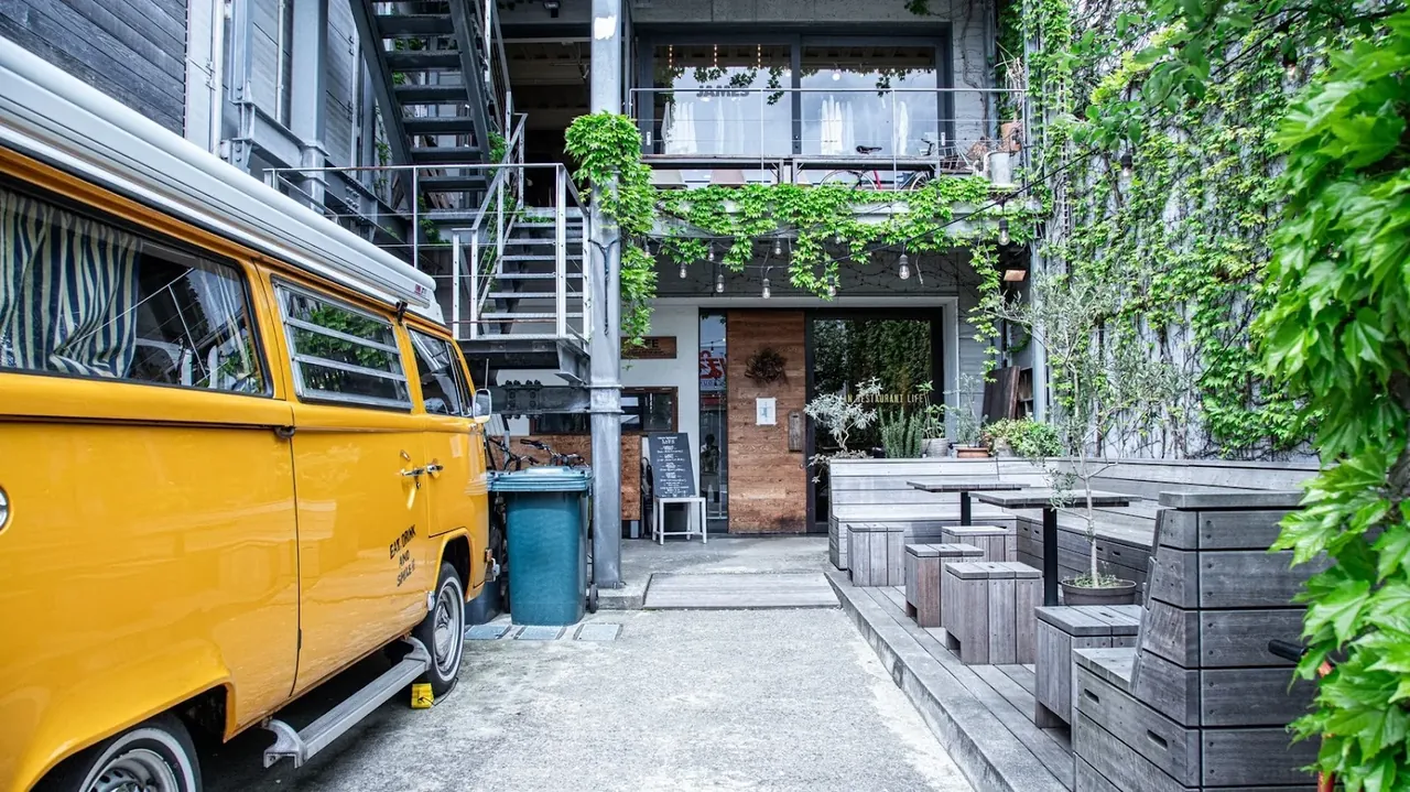 E-YADO 新潟 名物の黄色いバンと街並み