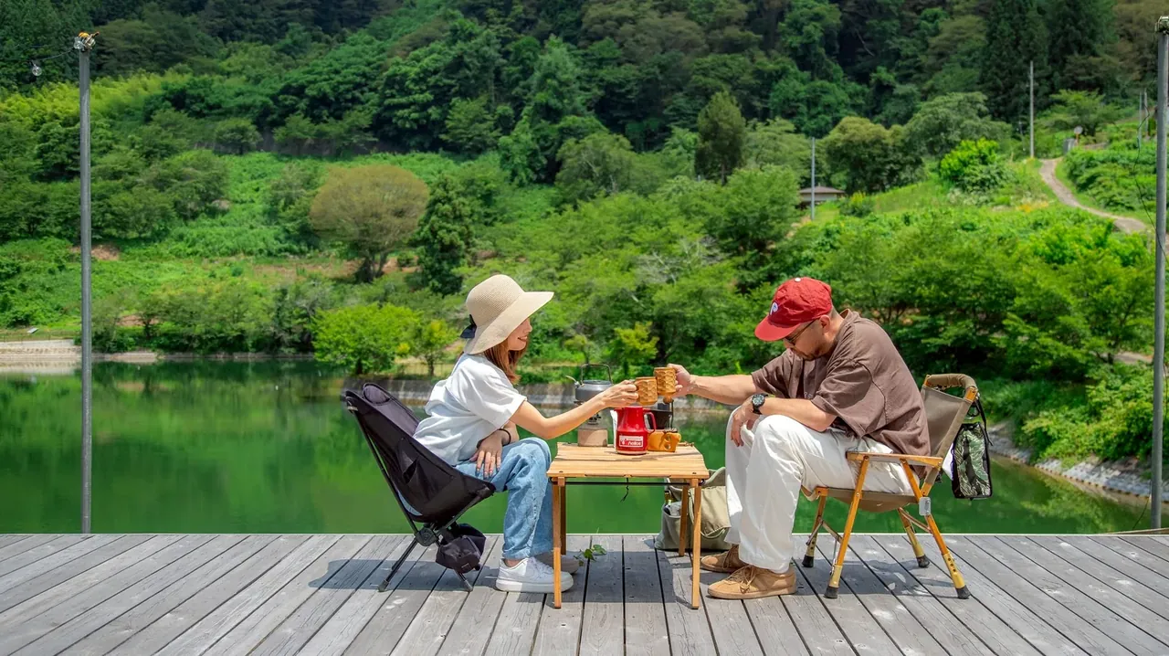 ほとり家 池のウッドデッキでくつろぐ
